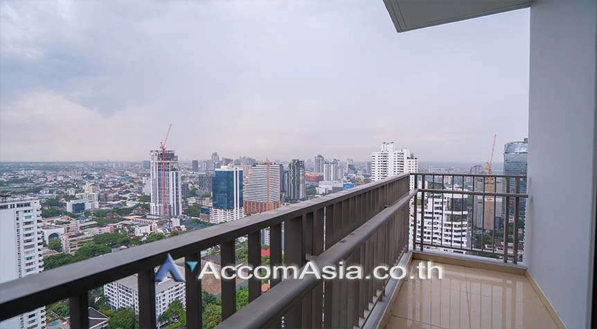 unitModern white-tone condo with city balcony in Sukhumvit at Quattro Thonglor (13000592)