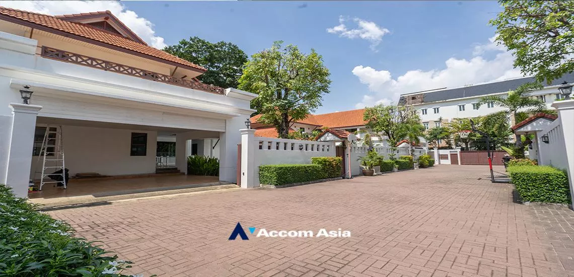 unitGarden, Private Swimming Pool, Pet friendly |  4 Bedrooms  House For Rent in New Phetchaburi, Bangkok  near MRT Phetchaburi (13000626)