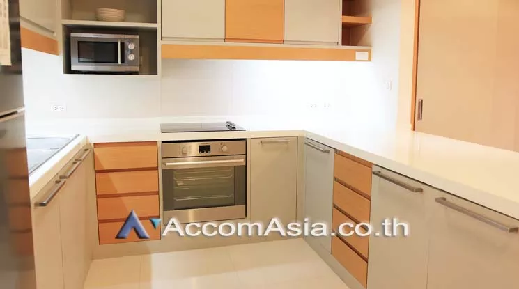  3 Bedrooms  Apartment For Rent in Sukhumvit, Bangkok  near BTS Ekkamai (13000697)