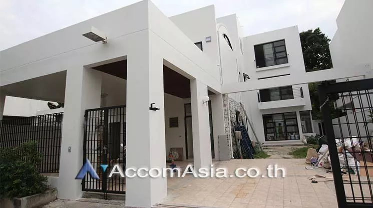  4 Bedrooms  House For Rent in Sukhumvit, Bangkok  near BTS Ekkamai (50133)