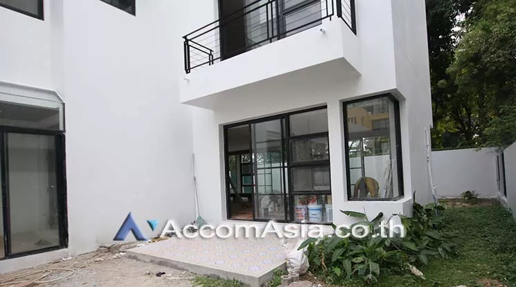  4 Bedrooms  House For Rent in Sukhumvit, Bangkok  near BTS Ekkamai (50133)