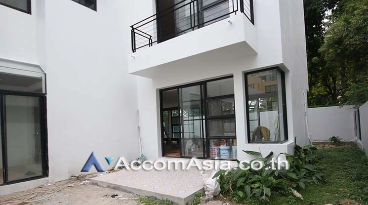unit 4 Bedrooms  House For Rent & Sale in Sukhumvit, Bangkok  near BTS Ekkamai (50133)