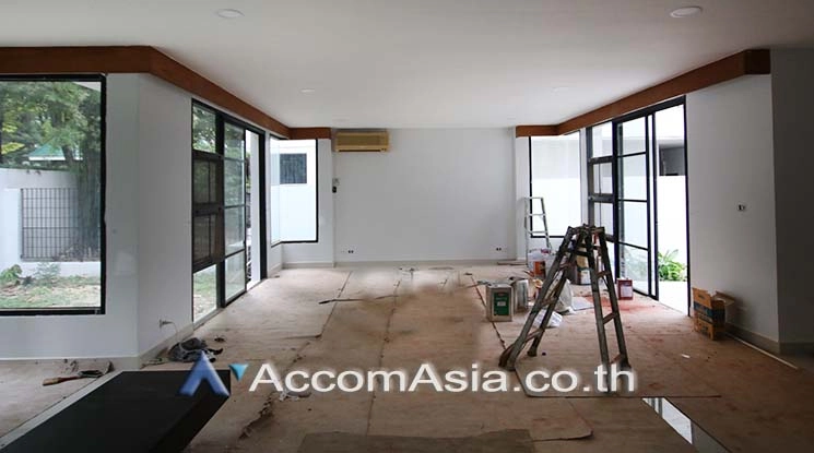 unit 4 Bedrooms  House For Rent & Sale in Sukhumvit, Bangkok  near BTS Ekkamai (50133)