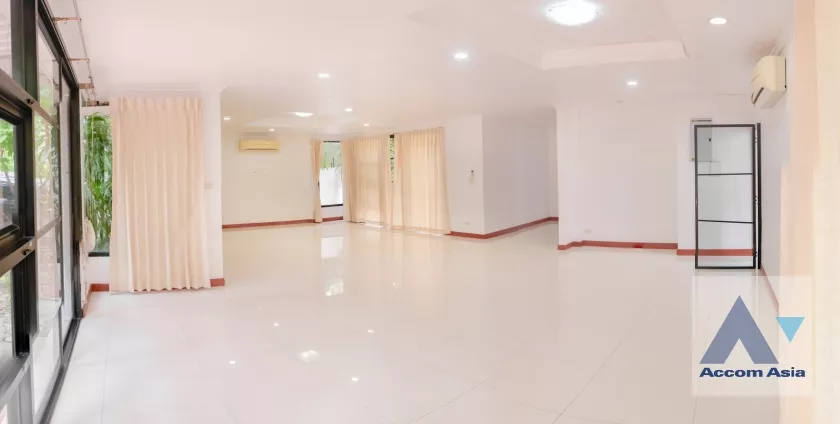 unit 4 Bedrooms  House For Rent in Sukhumvit, Bangkok  near BTS Ekkamai (50134)