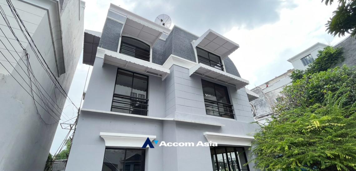  6 Bedrooms  Townhouse For Sale in Sukhumvit, Bangkok  near BTS Ekkamai (40111)