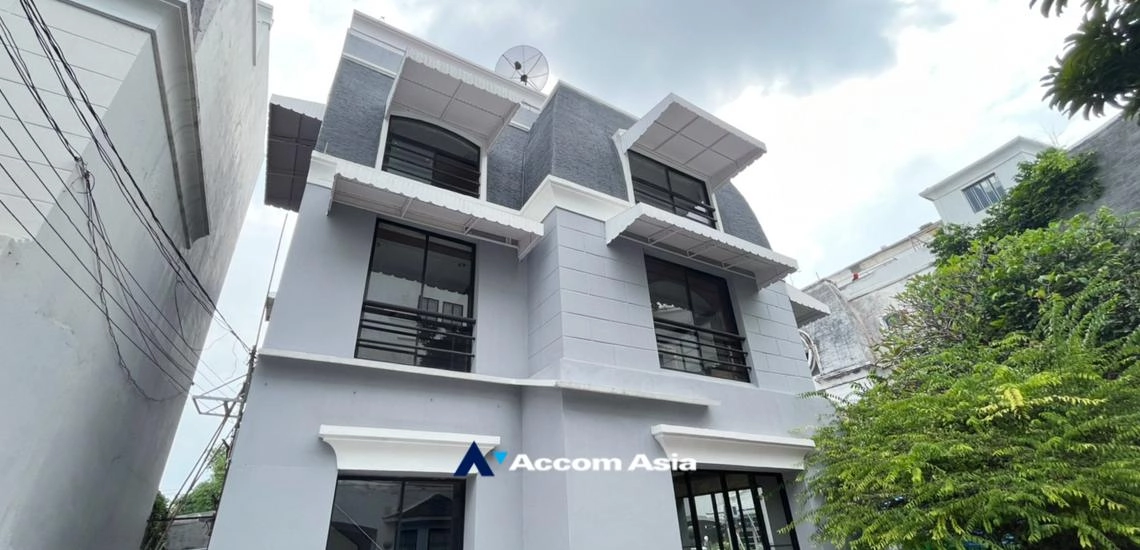  2  6 br Townhouse For Sale in Sukhumvit ,Bangkok BTS Ekkamai 40111