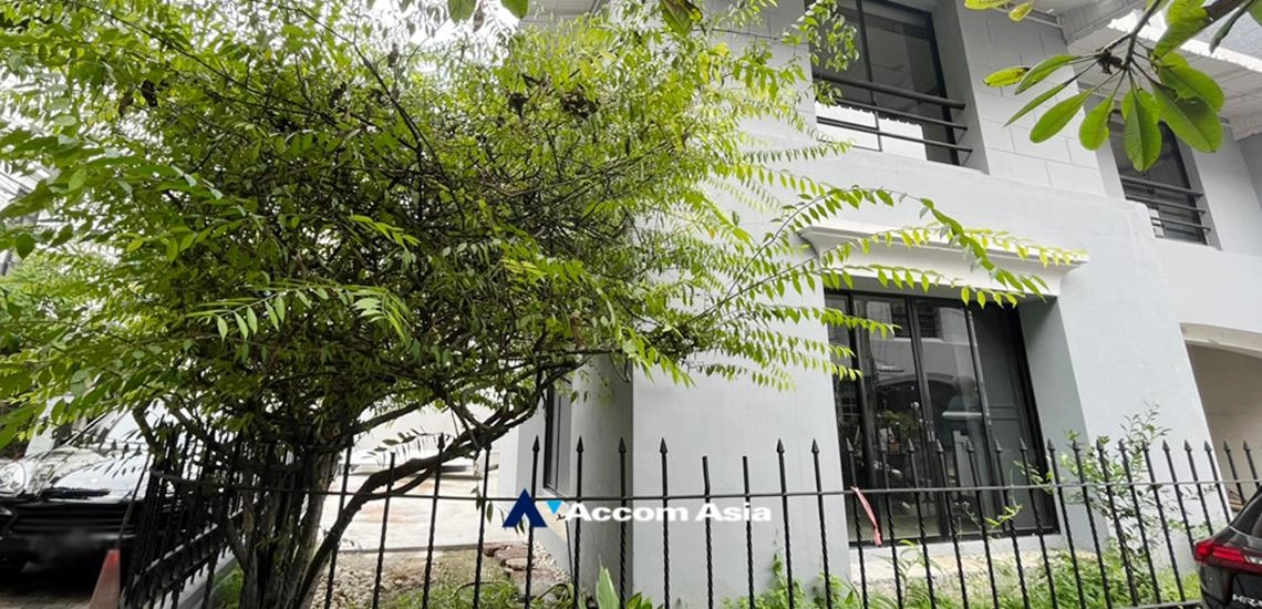 4  6 br Townhouse For Sale in Sukhumvit ,Bangkok BTS Ekkamai 40111