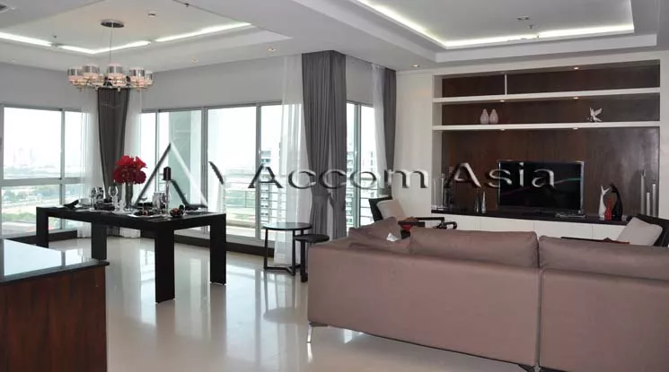  3 Bedrooms  Apartment For Rent in Ploenchit, Bangkok  near BTS Ploenchit (13000861)