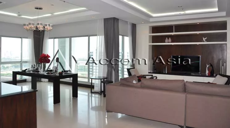 unit 3 Bedrooms  Apartment For Rent in Ploenchit, Bangkok  near BTS Ploenchit (13000861)