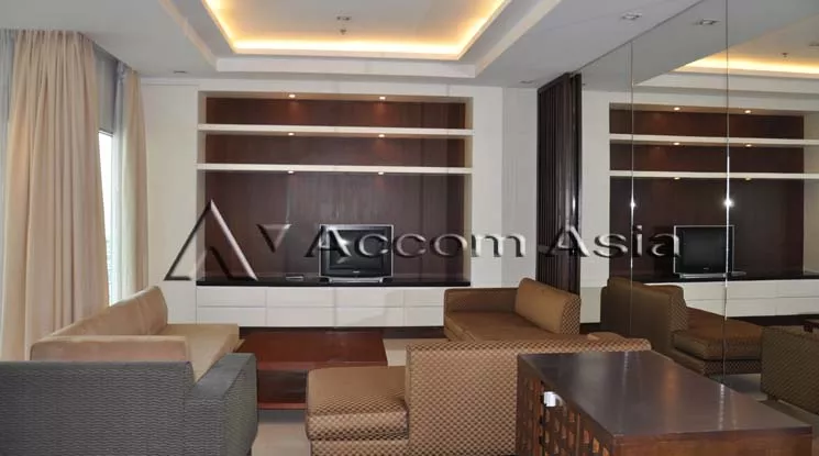  3 Bedrooms  Apartment For Rent in Ploenchit, Bangkok  near BTS Ploenchit (13000862)