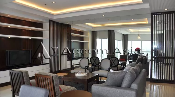  3 Bedrooms  Apartment For Rent in Ploenchit, Bangkok  near BTS Ploenchit (13000864)