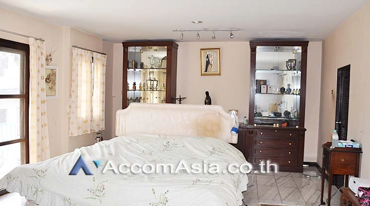 12  4 br Townhouse For Sale in Phaholyothin ,Bangkok BTS Ari 13000895