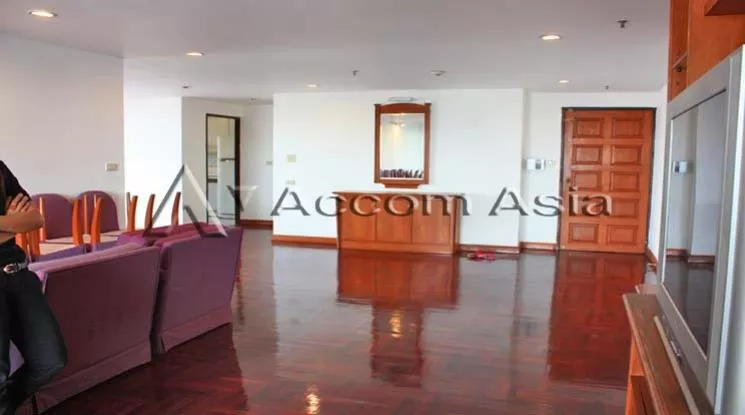 unit 3 Bedrooms  Apartment For Rent in Sukhumvit, Bangkok  near BTS Phrom Phong (10211)