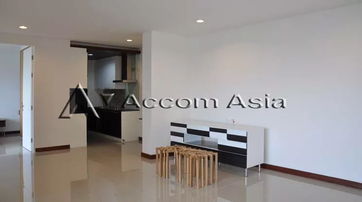  3 Bedrooms  Apartment For Rent in Sukhumvit, Bangkok  near BTS Ekkamai (13001021)