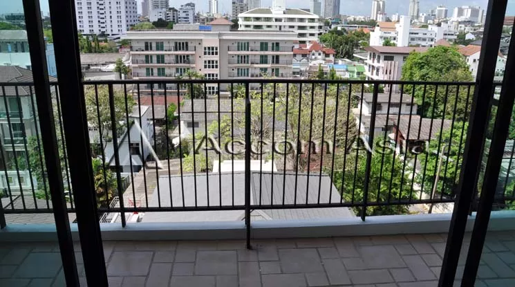  3 Bedrooms  Apartment For Rent in Sukhumvit, Bangkok  near BTS Ekkamai (13001021)