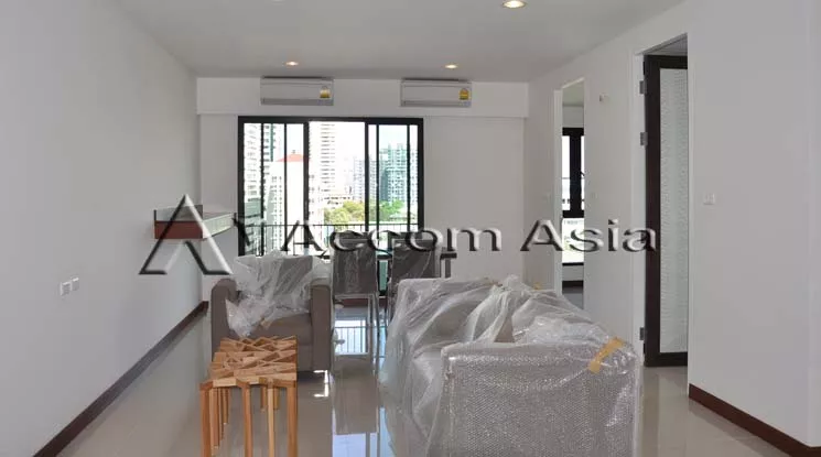  3 Bedrooms  Apartment For Rent in Sukhumvit, Bangkok  near BTS Ekkamai (13001022)