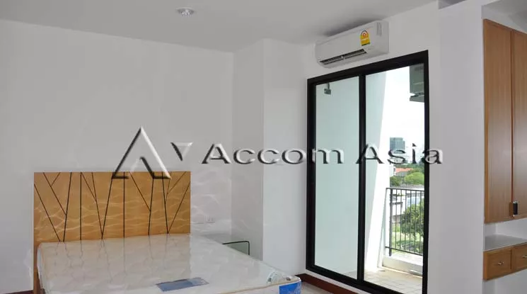  3 Bedrooms  Apartment For Rent in Sukhumvit, Bangkok  near BTS Ekkamai (13001023)