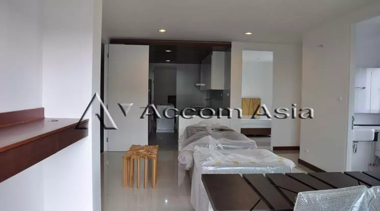  3 Bedrooms  Apartment For Rent in Sukhumvit, Bangkok  near BTS Ekkamai (13001023)
