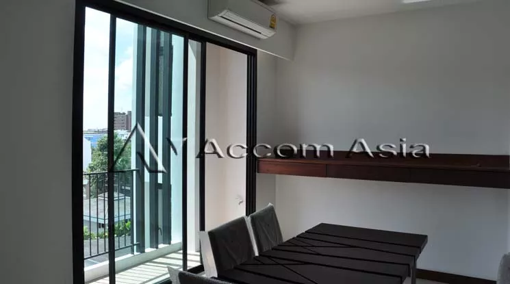 unit 3 Bedrooms  Apartment For Rent in Sukhumvit, Bangkok  near BTS Ekkamai (13001023)