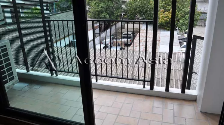 unit 3 Bedrooms  Apartment For Rent in Sukhumvit, Bangkok  near BTS Ekkamai (13001028)
