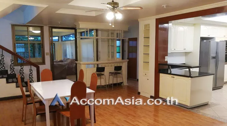  4 Bedrooms  House For Rent in Sathorn, Bangkok  near BTS Chong Nonsi - MRT Lumphini (13001223)