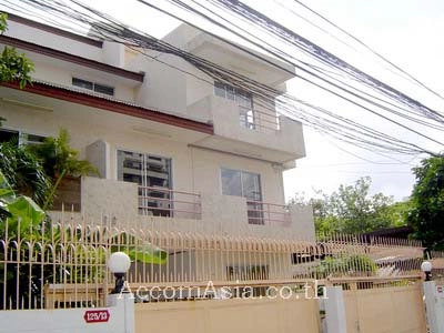 unit 4 Bedrooms  House For Rent in Ploenchit, Bangkok  near BTS Chitlom (40114)