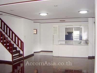 unit 4 Bedrooms  House For Rent in Ploenchit, Bangkok  near BTS Chitlom (40114)