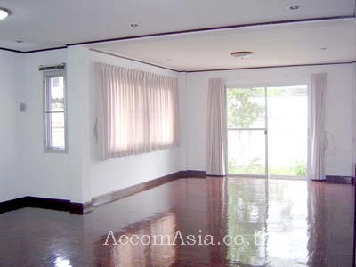 unit 4 Bedrooms  House For Rent in Ploenchit, Bangkok  near BTS Chitlom (40114)