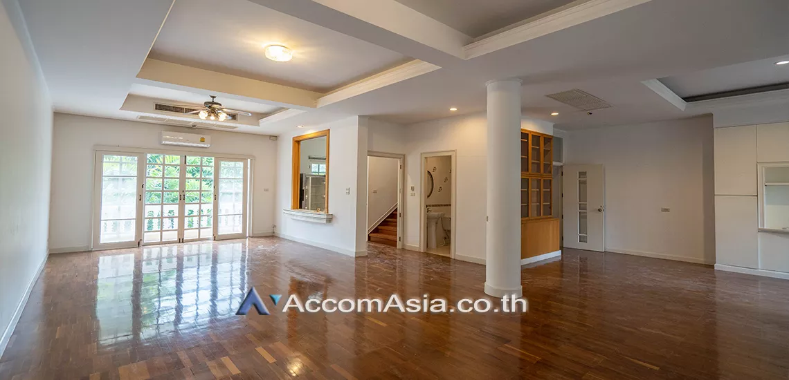 8  3 br Townhouse For Rent in Sukhumvit ,Bangkok BTS Thong Lo at House in garden compound with pool 13001305