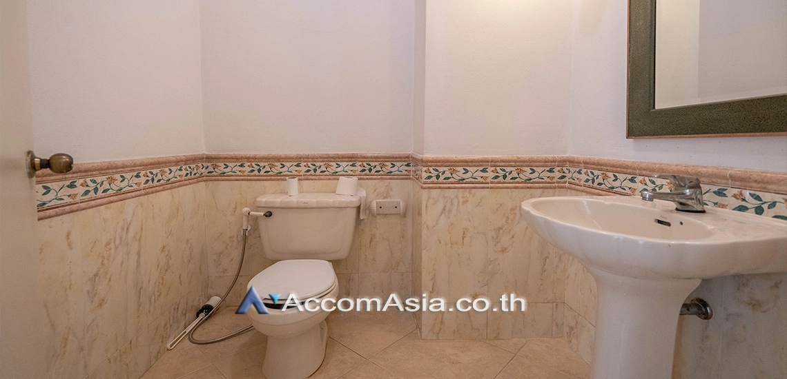 18  3 br Townhouse for rent and sale in Sukhumvit ,Bangkok  at House in garden compound with pool 13001305
