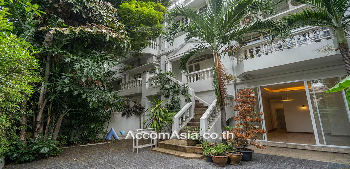  1  3 br Townhouse For Rent in Sukhumvit ,Bangkok BTS Thong Lo at House in garden compound with pool 13001305