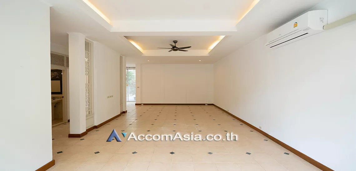 5  3 br Townhouse For Rent in Sukhumvit ,Bangkok BTS Thong Lo at House in garden compound with pool 13001305