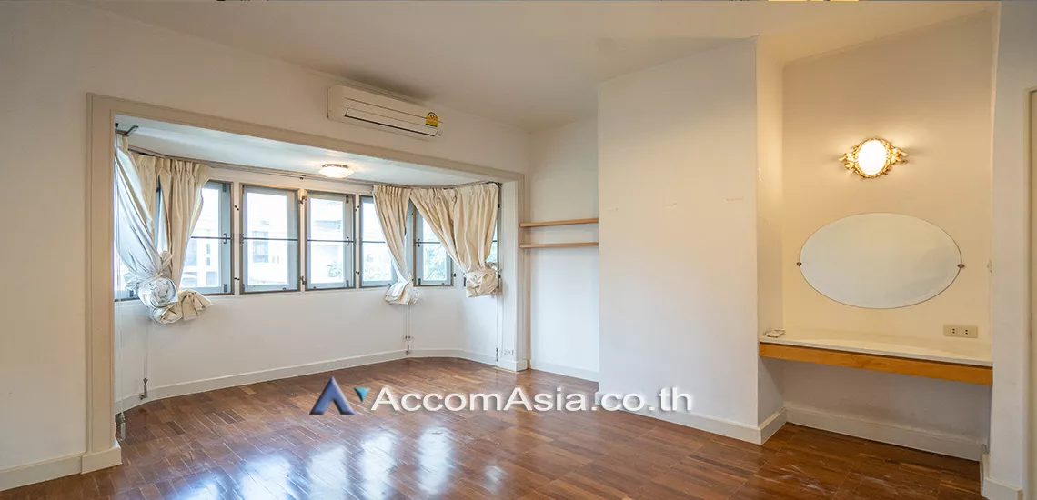12  3 br Townhouse For Rent in Sukhumvit ,Bangkok BTS Thong Lo at House in garden compound with pool 13001305