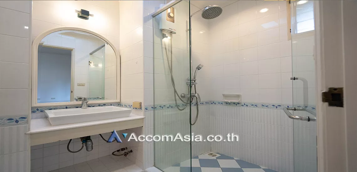 15  3 br Townhouse For Rent in Sukhumvit ,Bangkok BTS Thong Lo at House in garden compound with pool 13001305