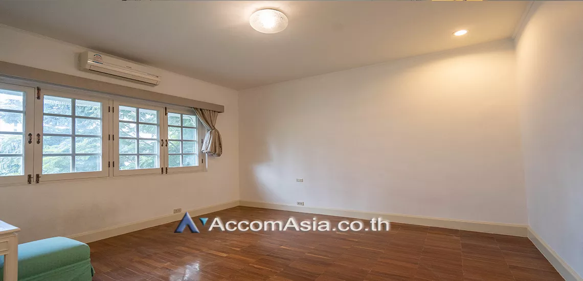 11  3 br Townhouse For Rent in Sukhumvit ,Bangkok BTS Thong Lo at House in garden compound with pool 13001305