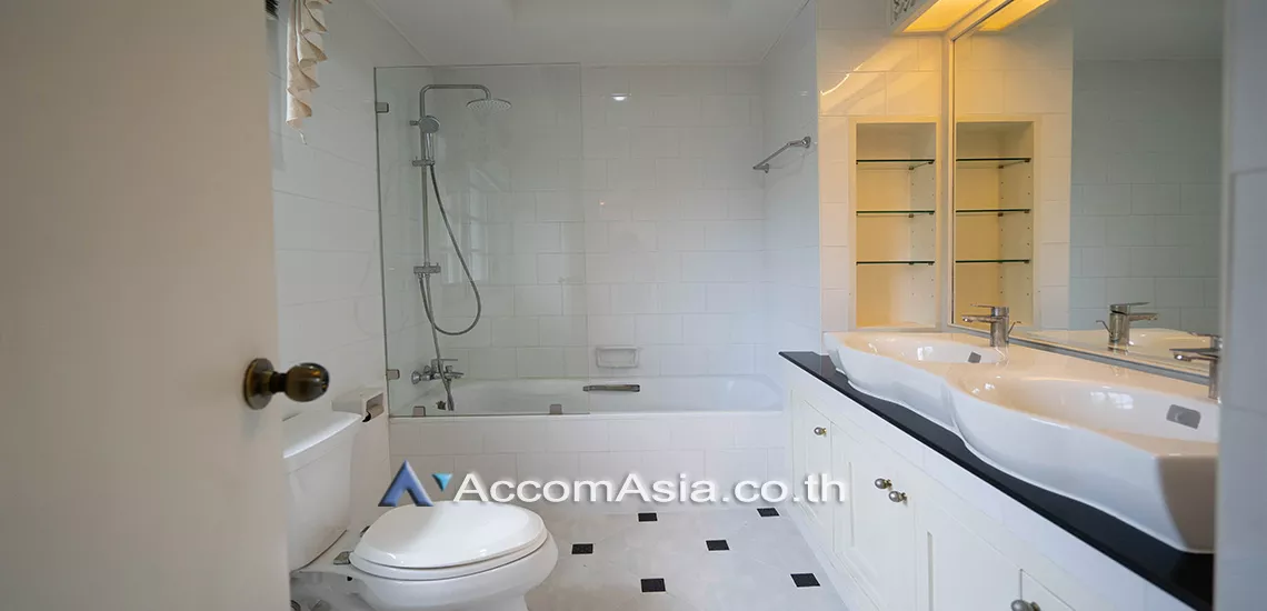 16  3 br Townhouse For Rent in Sukhumvit ,Bangkok BTS Thong Lo at House in garden compound with pool 13001305