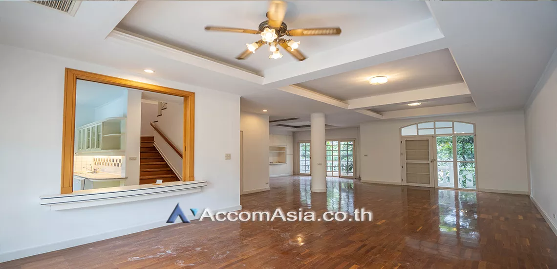 6  3 br Townhouse For Rent in Sukhumvit ,Bangkok BTS Thong Lo at House in garden compound with pool 13001305