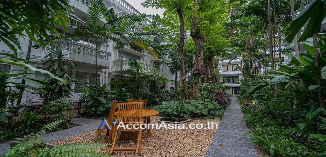 19  3 br Townhouse for rent and sale in Sukhumvit ,Bangkok  at House in garden compound with pool 13001305