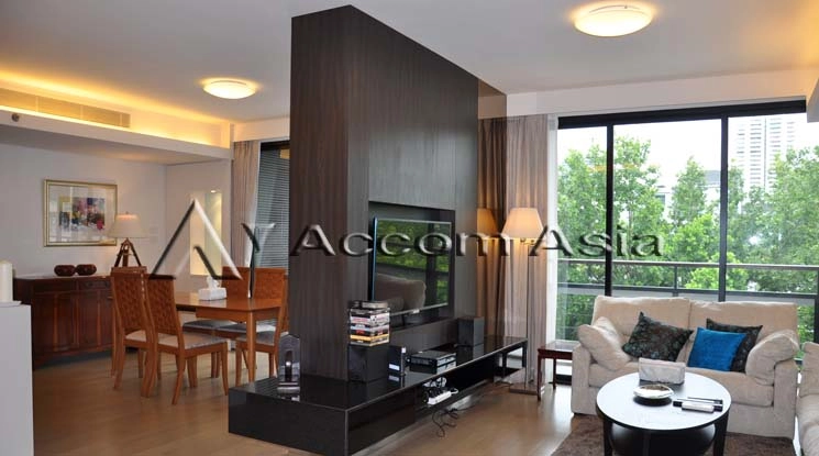 unitElegant condo with garden view and warm wood finishes (13001365)