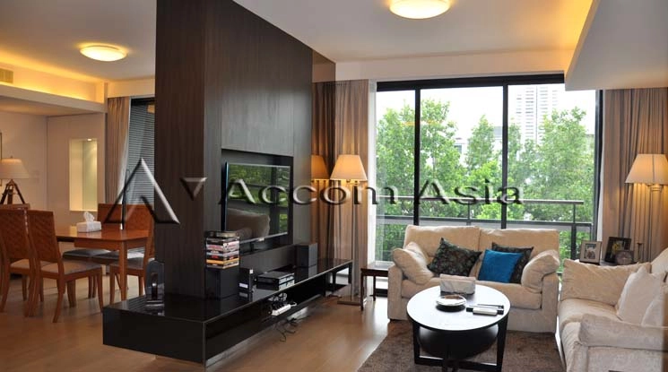 unitElegant condo with garden view and warm wood finishes (13001365)