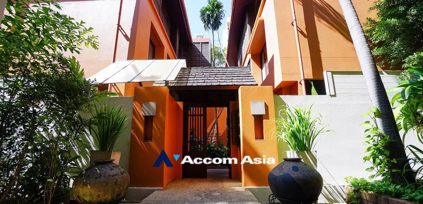  3 Bedrooms  House For Rent in Sukhumvit, Bangkok  near BTS Phrom Phong (13001450)