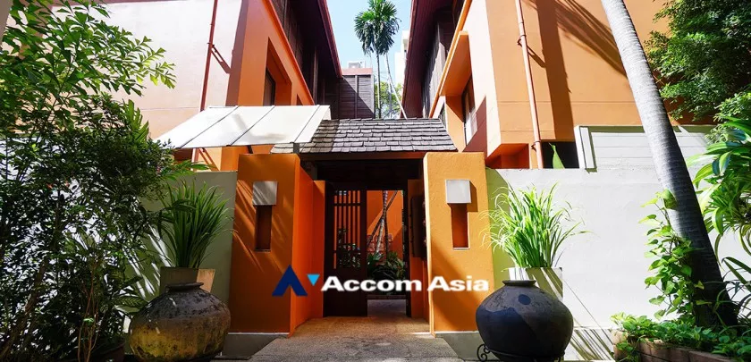  House in Compound House  3 Bedroom for Rent BTS Phrom Phong in Sukhumvit Bangkok