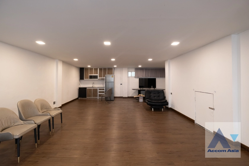 unit 5 Bedrooms  Townhouse For Rent in Sukhumvit, Bangkok  near BTS Thong Lo (13001499)