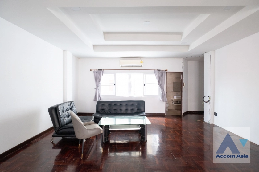 unit 5 Bedrooms  Townhouse For Rent in Sukhumvit, Bangkok  near BTS Thong Lo (13001499)