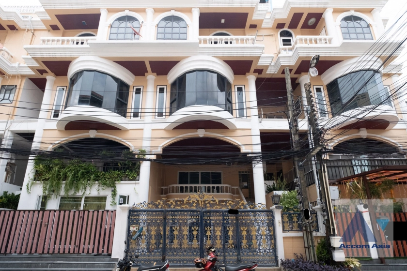 unit 5 Bedrooms  Townhouse For Rent in Sukhumvit, Bangkok  near BTS Thong Lo (13001499)