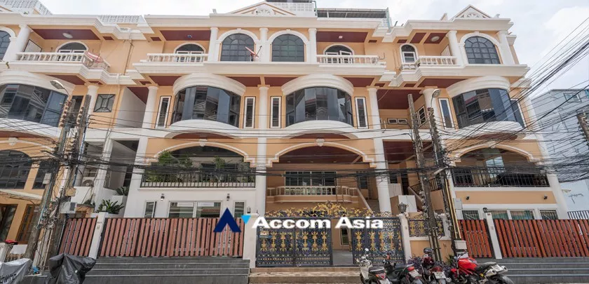  5 Bedrooms  Townhouse For Rent in Sukhumvit, Bangkok  near BTS Thong Lo (13001499)