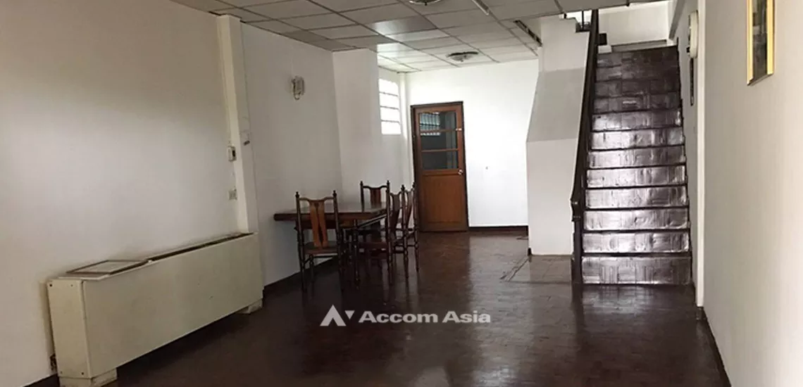  2 Bedrooms  House For Rent in Ploenchit, Bangkok  (13001517)