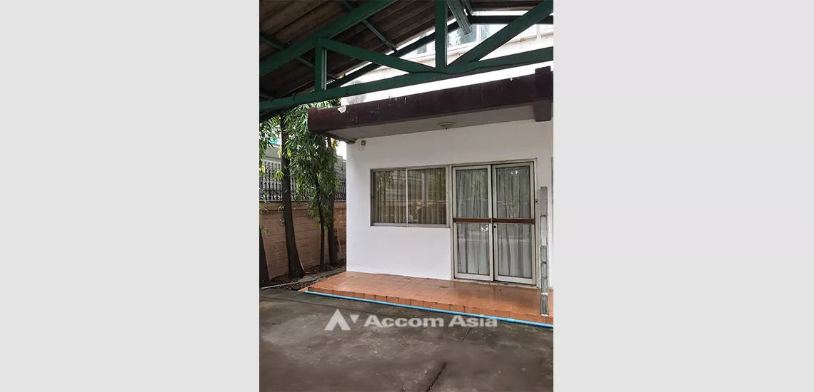  2 Bedrooms  House For Rent in Ploenchit, Bangkok  (13001517)