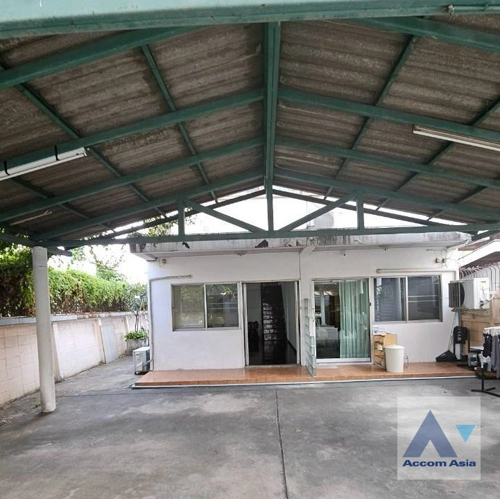  2  2 br House For Rent in Ploenchit ,Bangkok  13001517