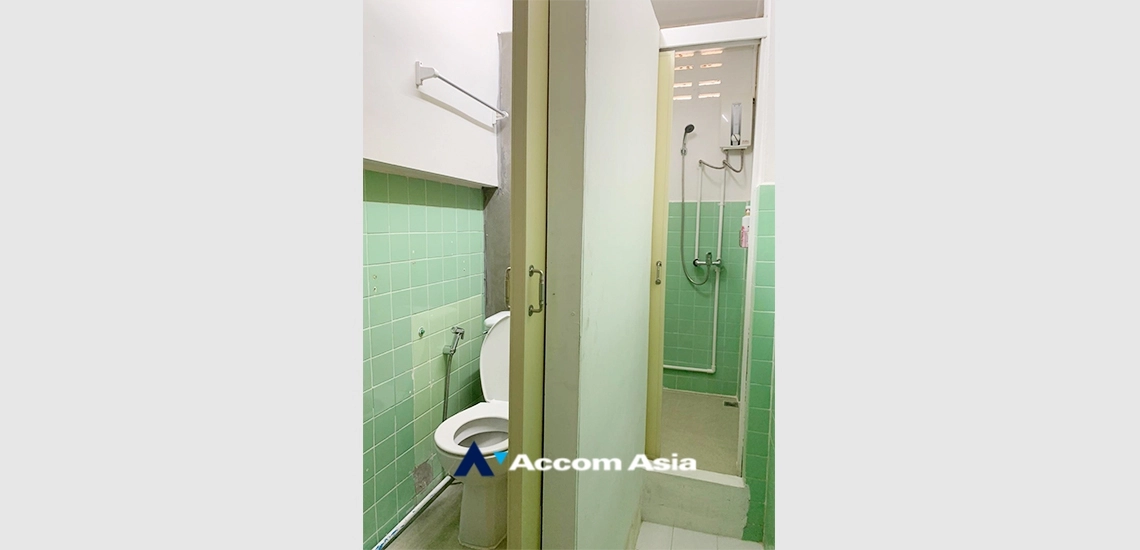 unit 4 Bedrooms  Townhouse For Rent & Sale in Sukhumvit, Bangkok  near BTS Asok (110185)